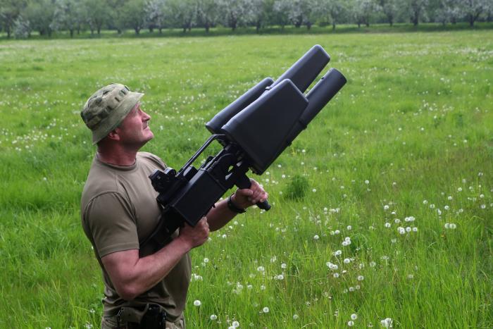 Ukraiņu karavīrs izmanto anti dronu ieroci. 