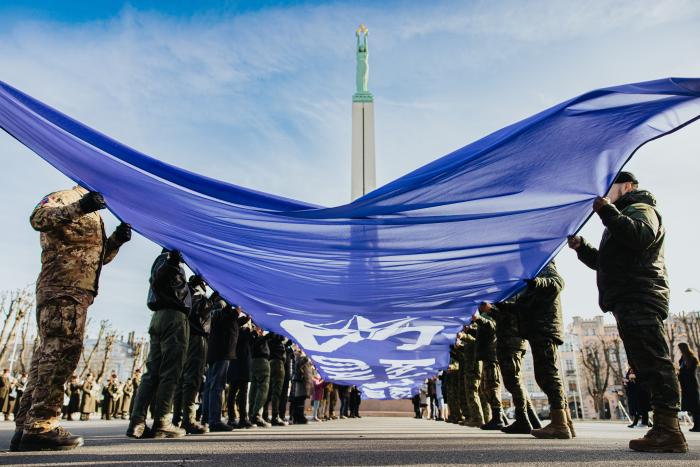 NATO lielizmēra karoga izritināšana