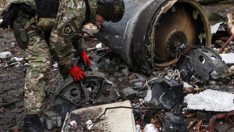 Ukrainas sapieri izmeklē Harkivā nokritušās raķetes atlūzas