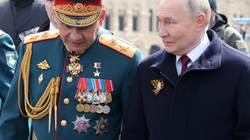 Krievu slepkavu un izvarotāju militārie līderi - Šoigu un Putins