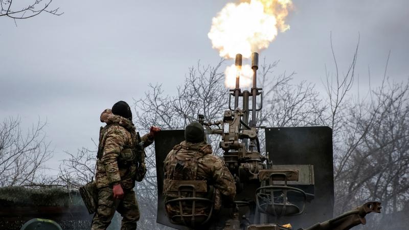 Ukrainas bruņoto spēku zenītartilēristi šauj netālu no Bahmutas