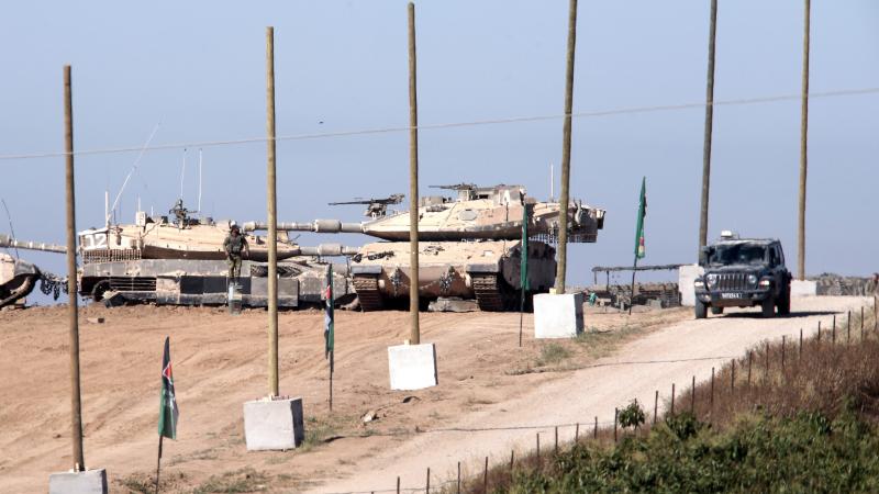 Izraēlas kaujas tanki "Merkava" Kerem Šalomas robežšķērsošanas punktā