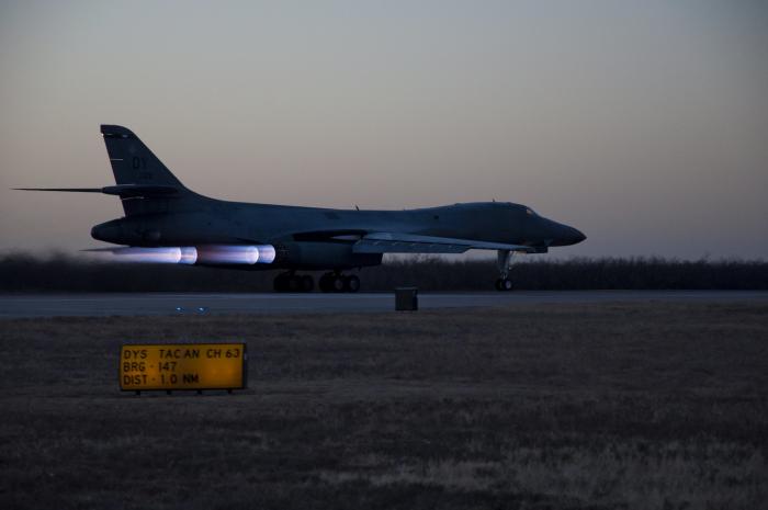 ASV Gaisa spēku stratēģiskais bumbvedējs B-1 "Lancer"/ U.S. Air Force photo by Staff Sgt. Richard Ebensberger