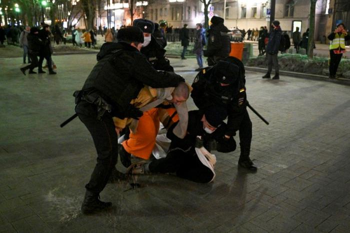 Krievijas policisti aiztur protestētājus