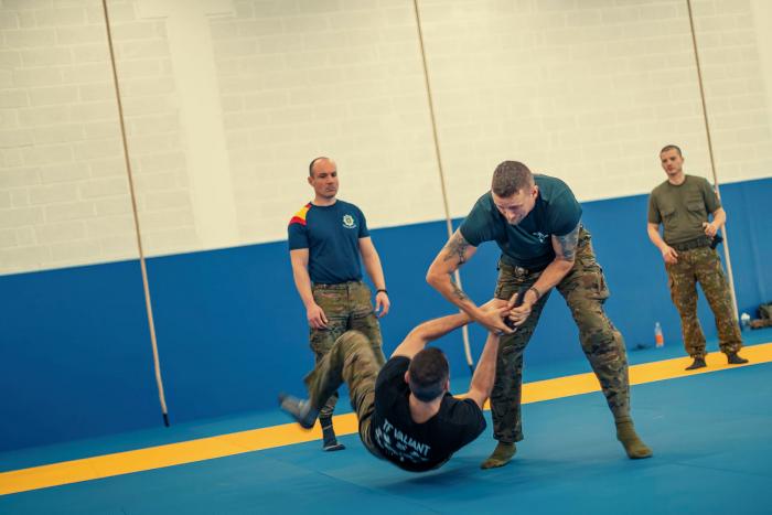 Militārās policijas tuvcīņas apmācība. 