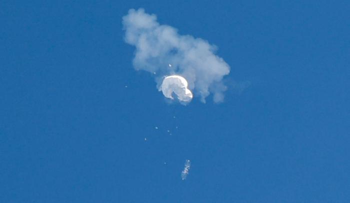 Aizdomās turētais ķīniešu spiegu balons tiek notriekts virs Atlantijas okeāna. Foto: REUTERS/Scanpix