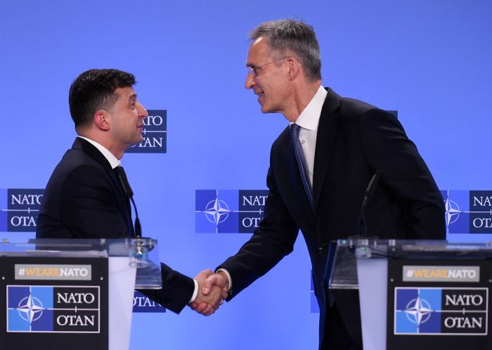 Ukrainas prezidents Volodimirs Zelenskis un NATO ģenerālsekretārs Jenss Stoltenbergs 2019.gadā