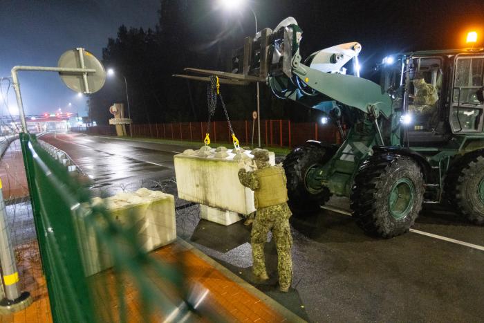 Zemessargi būvē pretmobilitātes šķēršļus uz Latvijas un Baltkrievijas robežas 