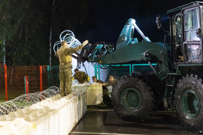 Foto: Zemessargi būvē pretmobilitātes šķēršļus uz Latvijas un Baltkrievijas robežas / Gatis Dieziņš /Aizsardzības ministrija