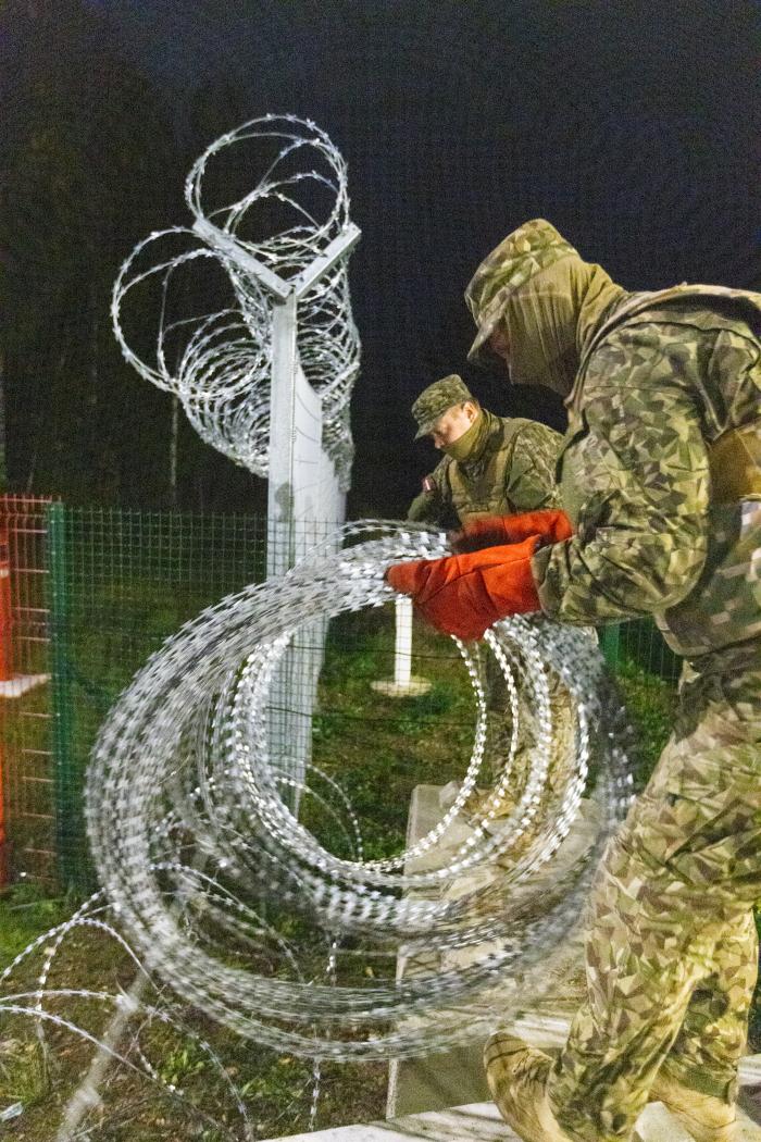 Foto: Zemessargi būvē pretmobilitātes šķēršļus uz Latvijas un Baltkrievijas robežas / Gatis Dieziņš /Aizsardzības ministrija