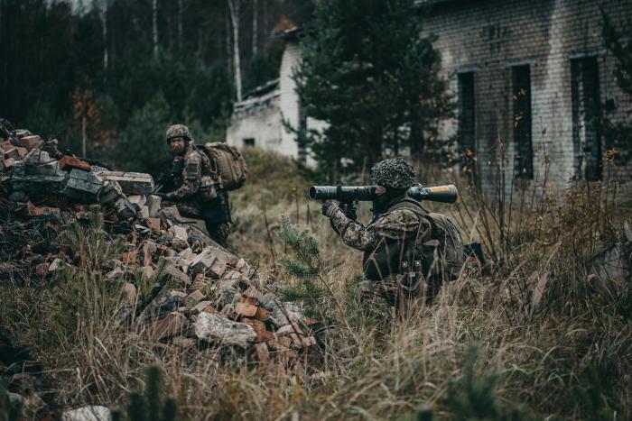 Foto: NAA un sabiedroto kadeti trenējas kaujai apdzīvotā vietā / Gatis Dieziņš / Aizsardzības ministrija