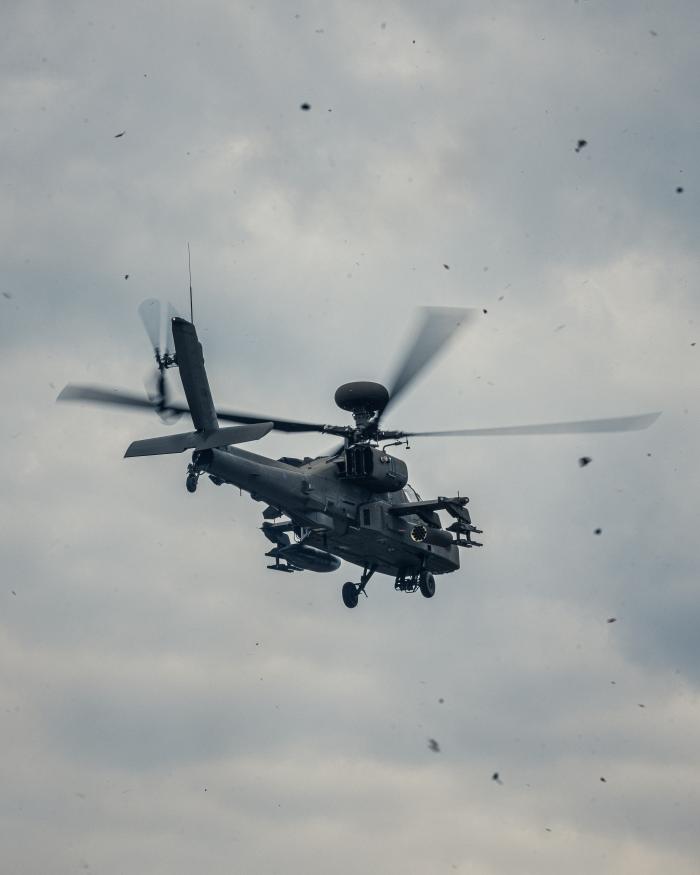 Kaujas helikopters "Apache" mācībās "Arrow 24" Somijā