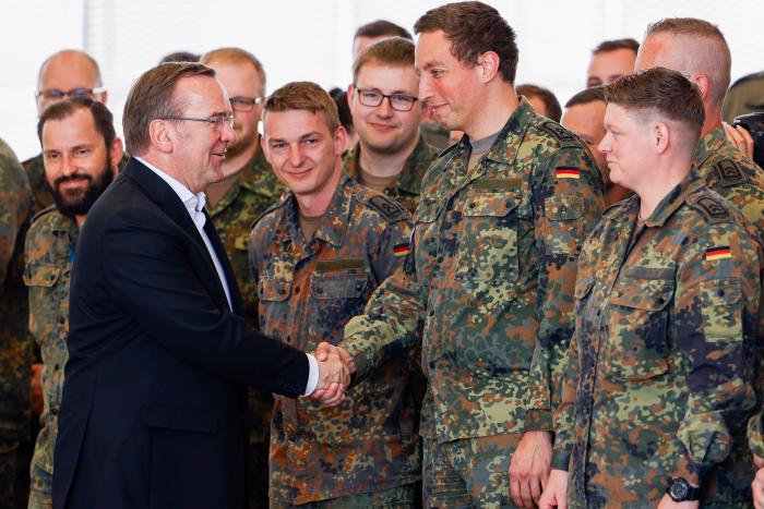 Vācijas aizsardzības ministrs tiekas ar Vācijas karavīriem