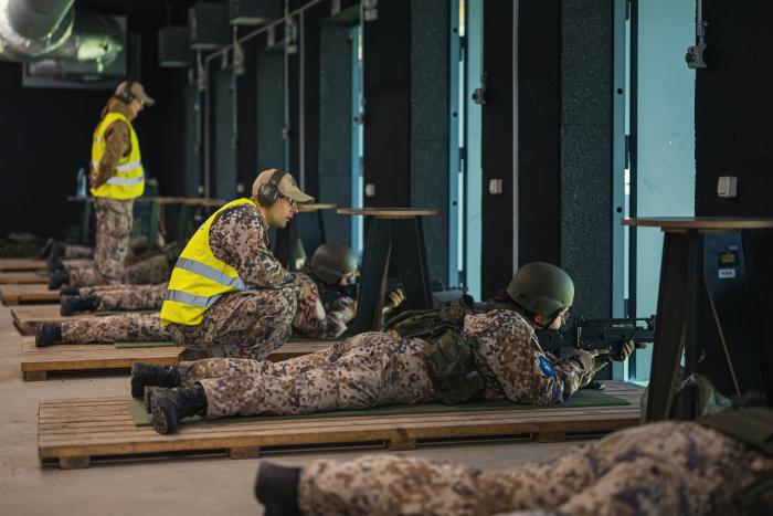 Jaunsargi šauj ar G-36 / Foto: srž Ēriks Kukutis/Aizsardzības ministrija