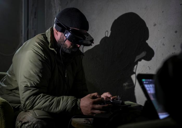 Ukrainas karavīrs vada FPV dronu