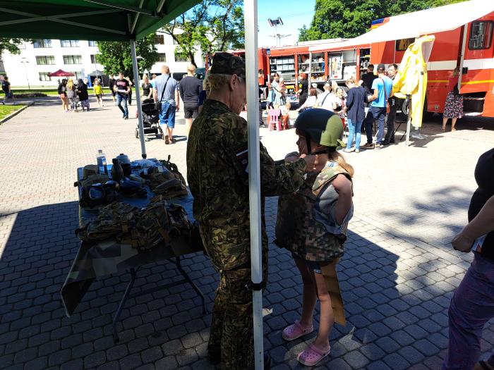 Foto: Akcija "Bruņojies ar zināšanām" Valmierā / "Sargs.lv"