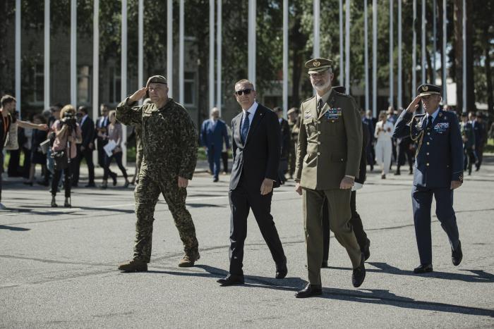 Spānijas karalis ar Latvijas prezidentu sveicina karavīrus