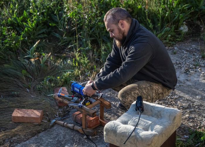 Ukrainas karavīrs gatavojas palaist FPV dronu