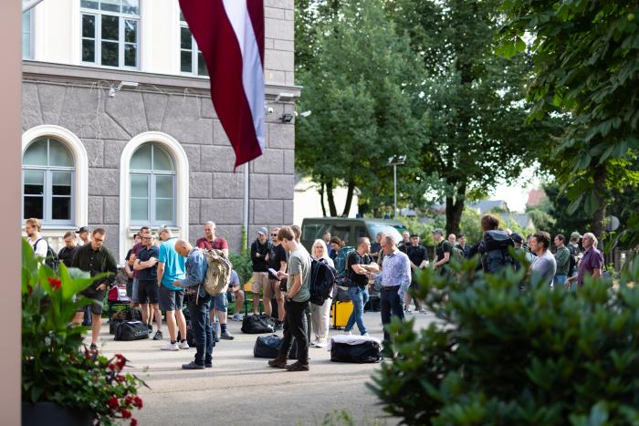 Mobilizācijas centrā ierodas Latvijas pilsoņi, kuri pieteikušies rezerves karavīru brīvprātīgajai apmācībai / Foto: Gatis Dieziņš/Aizsardzības ministrija 