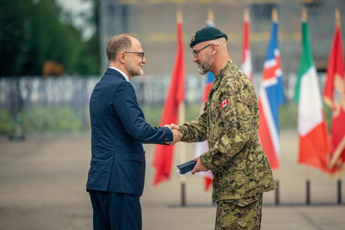 Ministrs pasniedz aisardzība sministrijas apbalvojumu par ieguldījumu valsts aizsardzībā