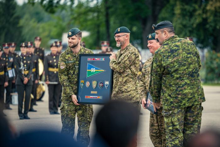 Kirsteinam pasniedz pateicības bildi