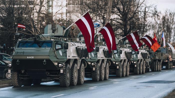 Militārās tehnikas maršs Rīgā / Foto: Armīns Janiks/Aizsardzības ministrija