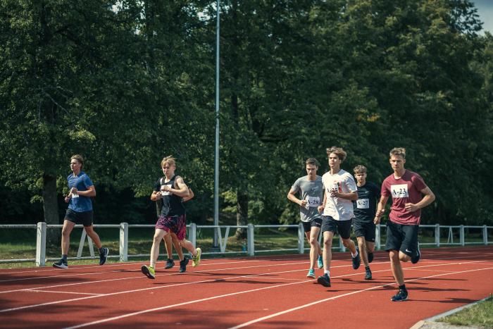 Kandidāti skrien stadionā