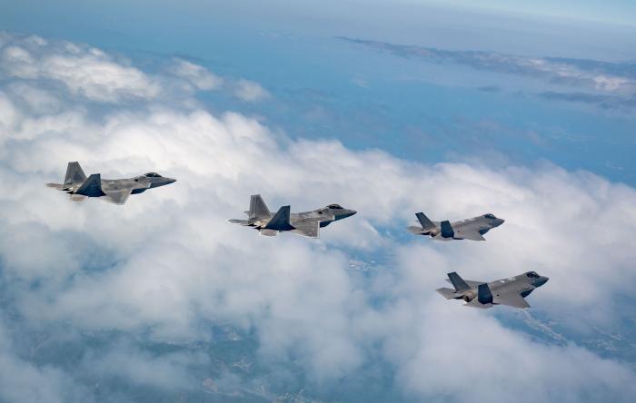 F-22 Raptor un F-35 iznīcitāji mācībās Dienvidkorejā