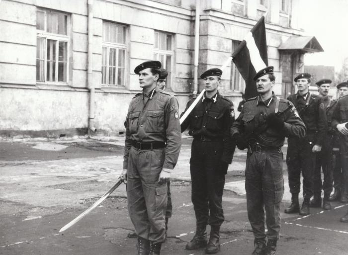 Zemessargu goda sardze valsts prezidenta Gunta Ulmaņa viesošanās laikā Cēsu mācību centrā. 1993. gada oktobris