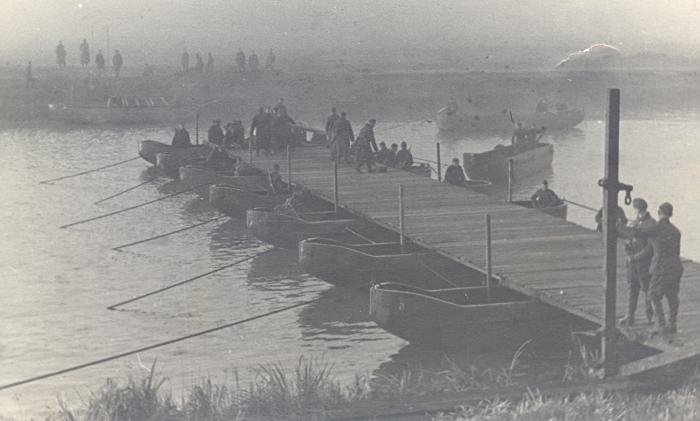 ​ Image Sapieru karavīri būvē pontontiltu / Foto: Latvijas Kara muzejs Sapieru karavīri būvē pontontiltu / Foto: Latvijas Kara muzejs [Klikšķina un velc, lai pārvietotu] ​