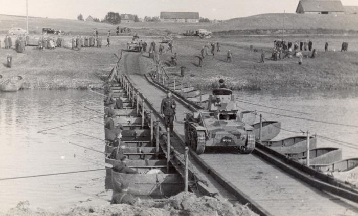 Sapieru būvēts pontonu tilts pie Ļaudonas 1936. gada 18. septembrī / Foto: Latvijas Kara muzejs