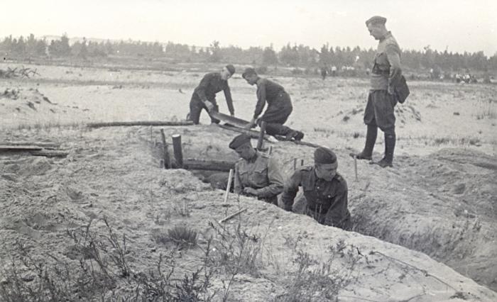 Tranšeju būve Bolderājā, 1939. gada augusts / Foto: Latvijas Kara muzejs