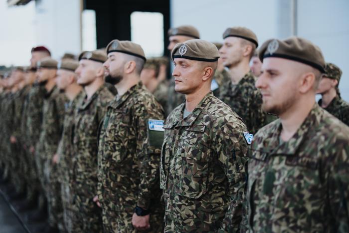 NBS Aviācijas bāzē apbalvo Kosovā dienējušos Latvijas karavīrus / Foto: Armīns Janiks/Aizsardzības ministrija