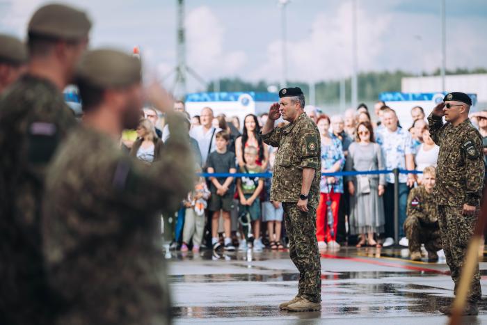 Lielvārdē tiek sagaidīti Kosovā dienējošie Latvijas karavīri / Foto: srž. Edgars Grundšteins/NBS