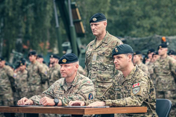 Svinīgā ceremonijā Dānijas bataljons pievienojies NATO daudznacionālajai brigādei Latvijā