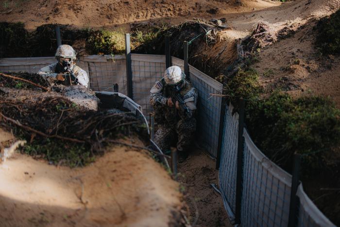 Rezerves karavīri praktizē ierakumu tīrīšanu / Foto: Armīns Janiks/Aizsardzības ministrija