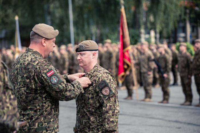 Pulkvežleitnantu apbalvo brigādes komandieris