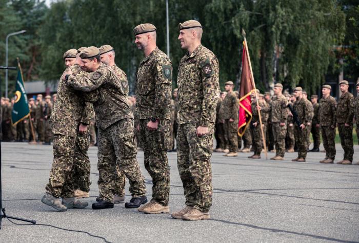 Aizejošais komandieris pasakās par saviem vienības karavīriem