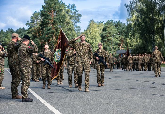 Karavīri salutē aizgājušajam un jaunajam komandierim