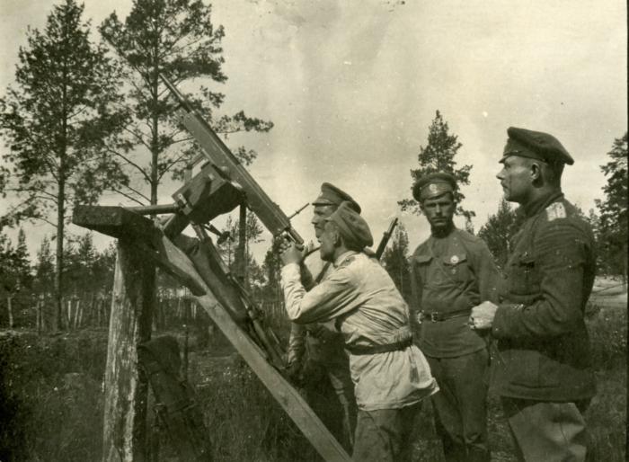 Latviešu strēlnieku pulku Kolta komandas strēlnieki pozīcijās ar šaušanai pa lidmašīnām uzstādītu Colt M95  balsta ložmetēju