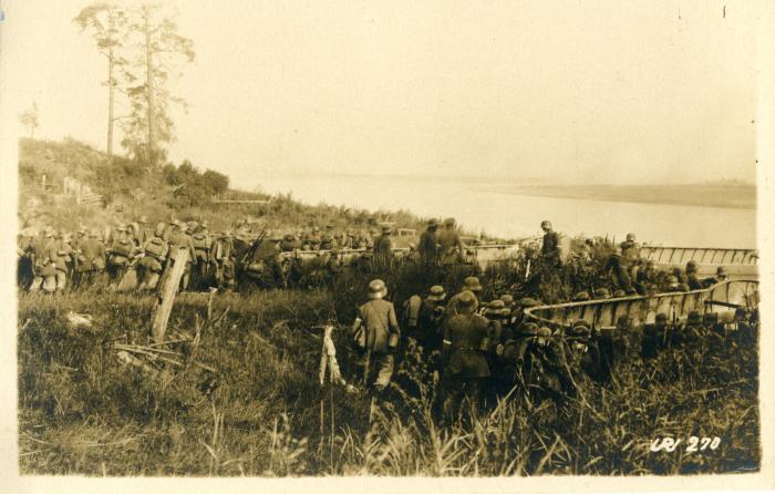 Vācu karaspēks forsē Daugavu pie Ikšķiles. 1917. gada 1. septembris