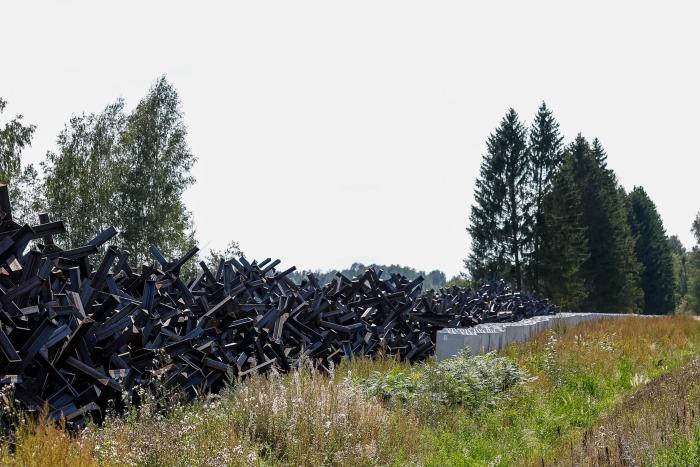 Latvijas pierobežā uzkrātie pretmobilitātes eži un betona bloki.