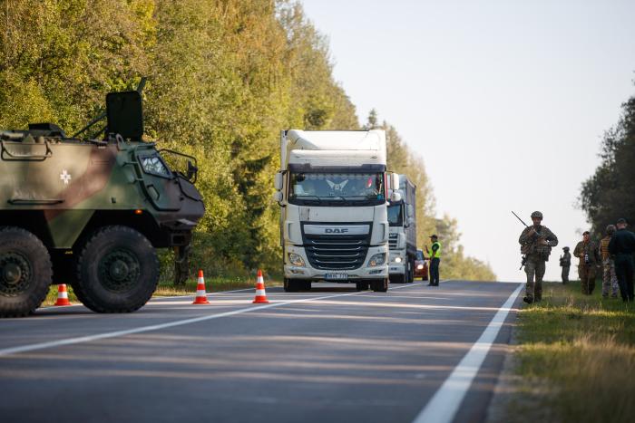 Mobilo kontrolpunktu izveide militāro mācību "Namejs 2024" laikā Rēzeknē. 