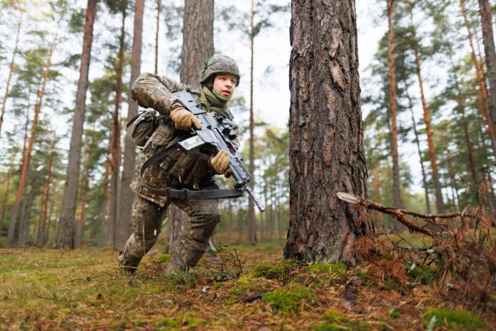 Valsts aizsardzības dienesta karavīri apgūst lauka kaujas iemaņas