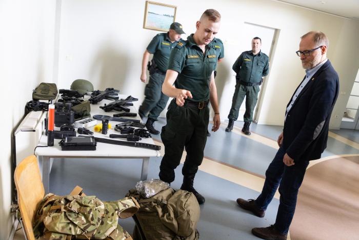 Foto: Aizsardzības ministrs Andris Sprūds iepazīstas ar Valsts robežsardzes darbinieku rīcībā esošo ekipējumu un ieročiem / Gatis Dieziņš / Aizsardzības ministrija