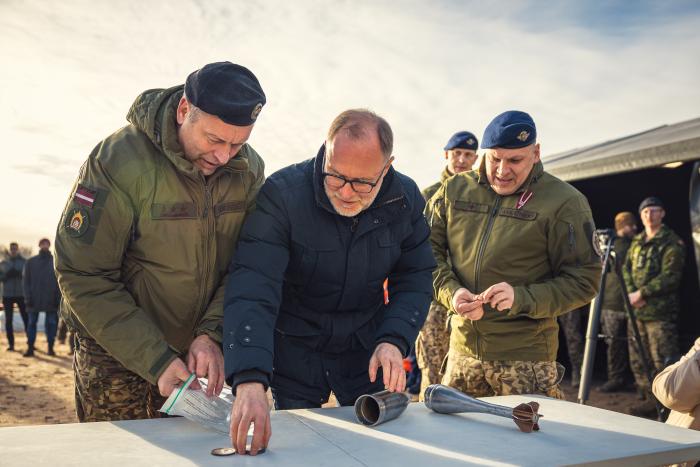 Aizsardzības ministrs Andris Sprūds un NBS komandieris ģenerālleitnants Leonīds Kalniņš atstāj vēstījumu poligona "Sēlija" laika kapsulā