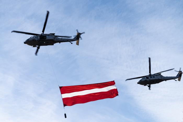 Helikopteri ar Latvijas karogu