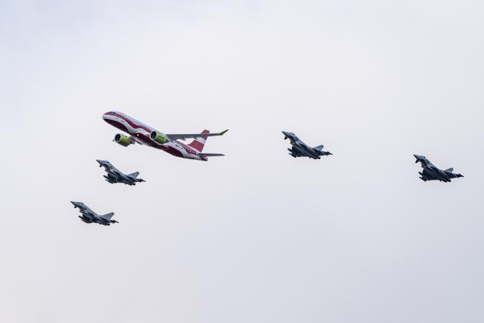 Air baltic lidmašīna un sabiedroto iznīcinātāji