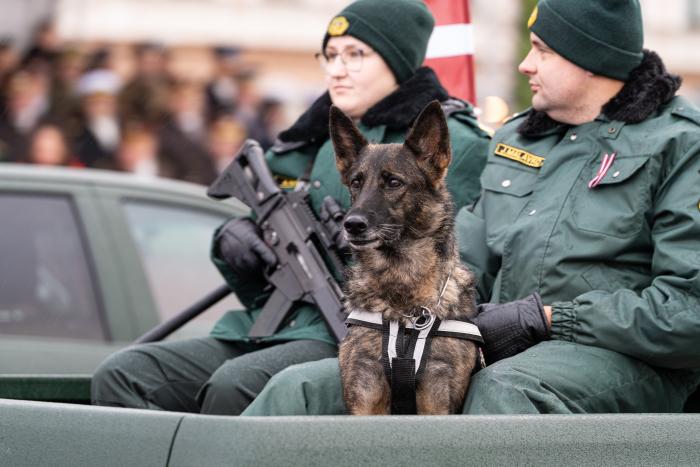 Robežsardzes pārstāviji ar dienesta suni