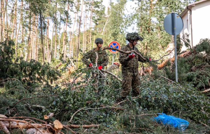 Zemessargi palīdz nokopt vētras sekas
